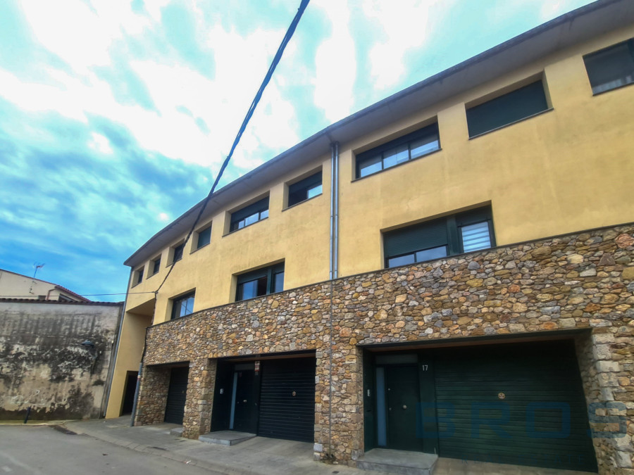 SPACIEUSE MAISON FAMILIALE À ULLÀ AVEC PISCINE COMMUNE ET VUE SUR MONTGRÍ