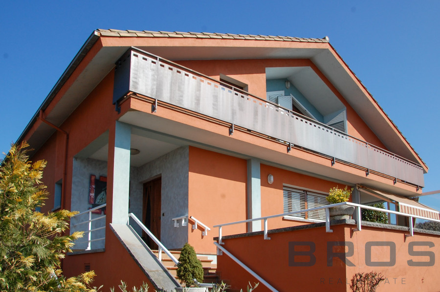 Xalet amb jardí, ascensor i vistes a la zona residencial de Les Fonts – Batet (Olot)