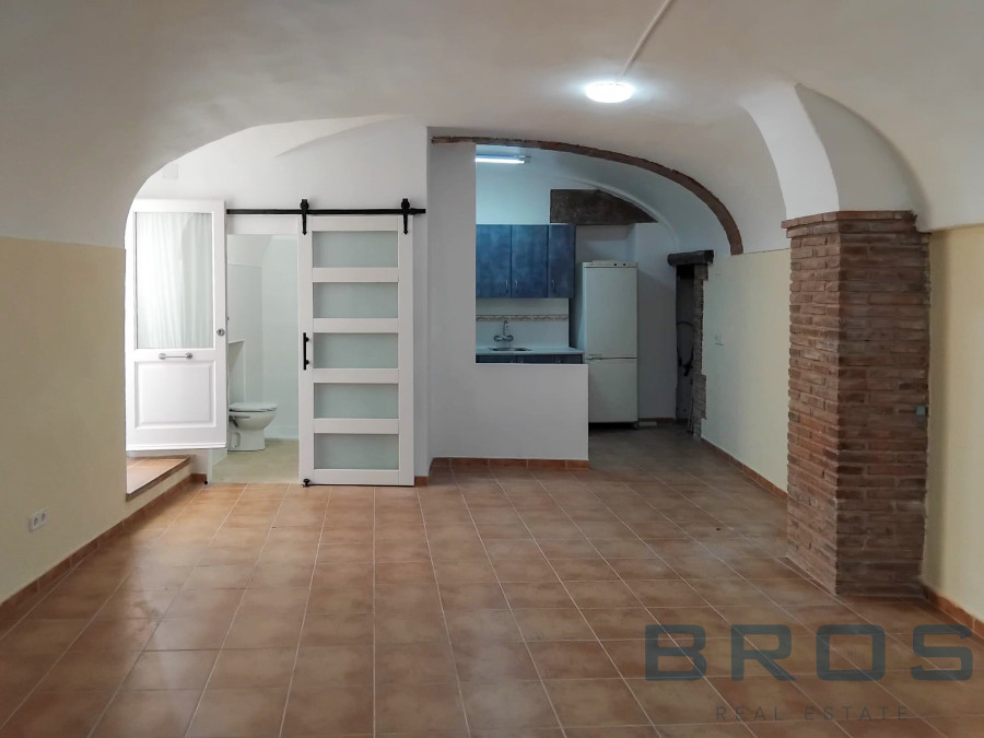 TORROELLA DE MONTGRÍ – REZ-DE-CHAUSSÉE ENTIÈREMENT RÉNOVÉ AVEC CHARME ET VOÛTES CATALANES