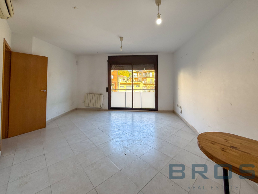 PIS AMB BALCÓ I ASCENSOR EN UNA ZONA TRANQUIL·LA D’OLOT